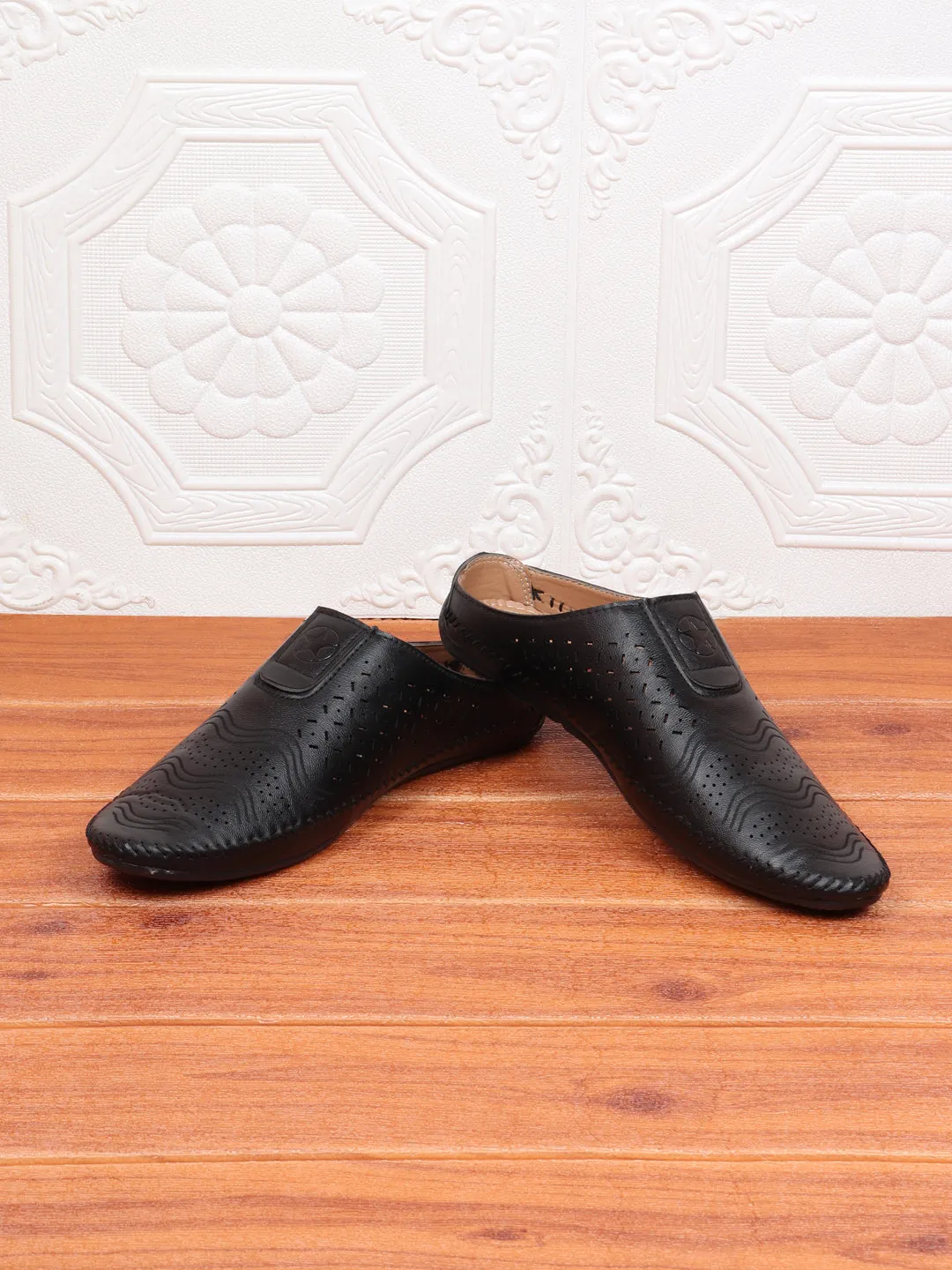 Men Black Ethnic Slip-On Juttis